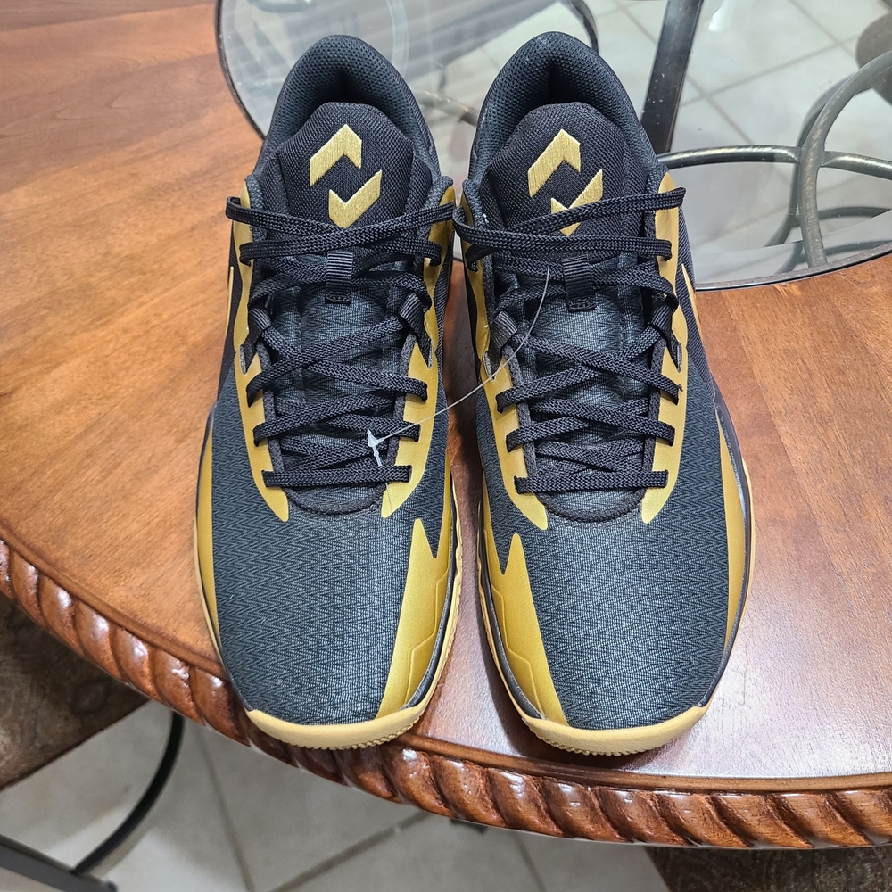 Nike Precision 6' Low Black Metallic Gold